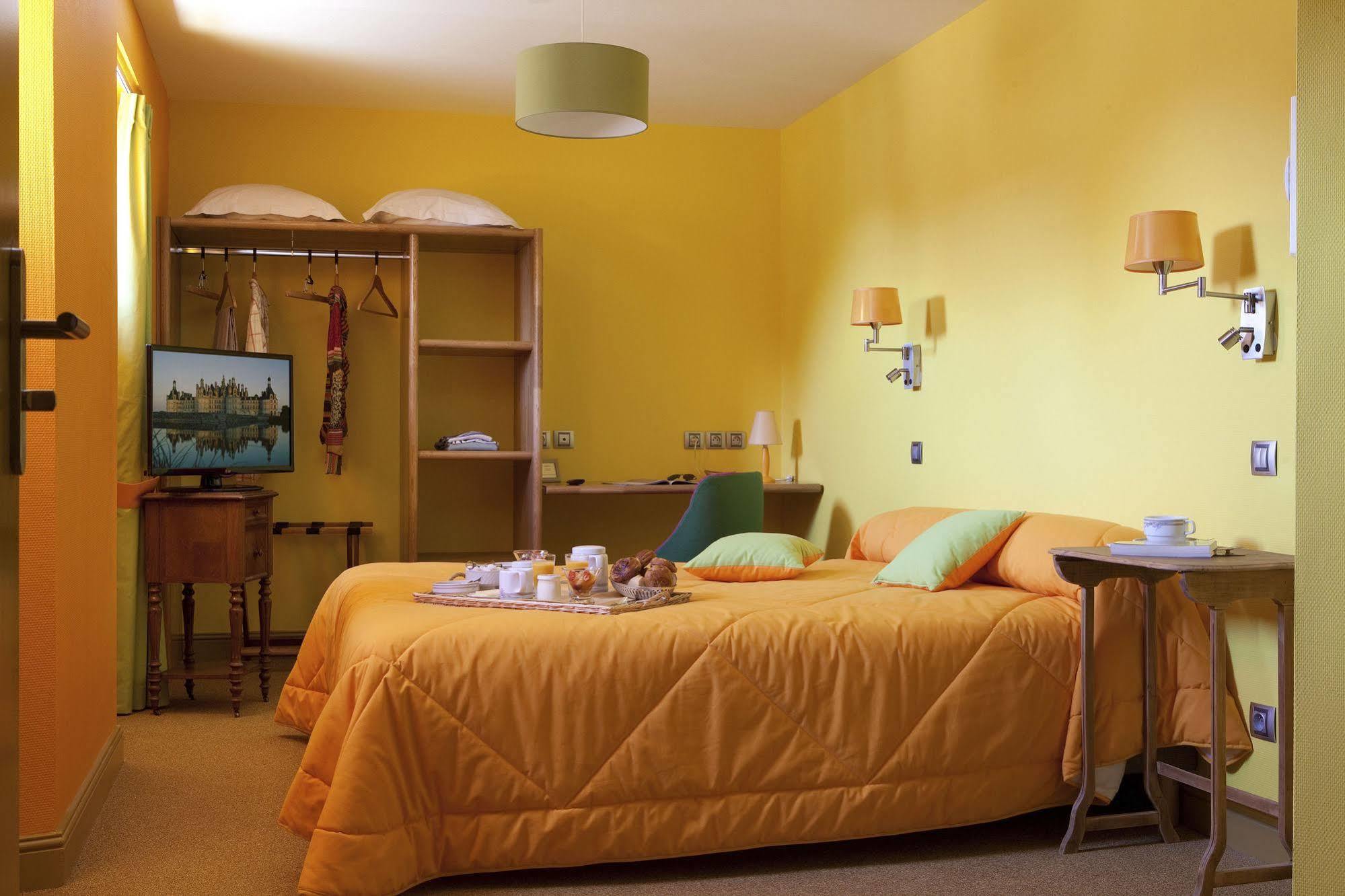 Logis Hotel O En Couleur Oucques-la-Nouvelle Buitenkant foto
